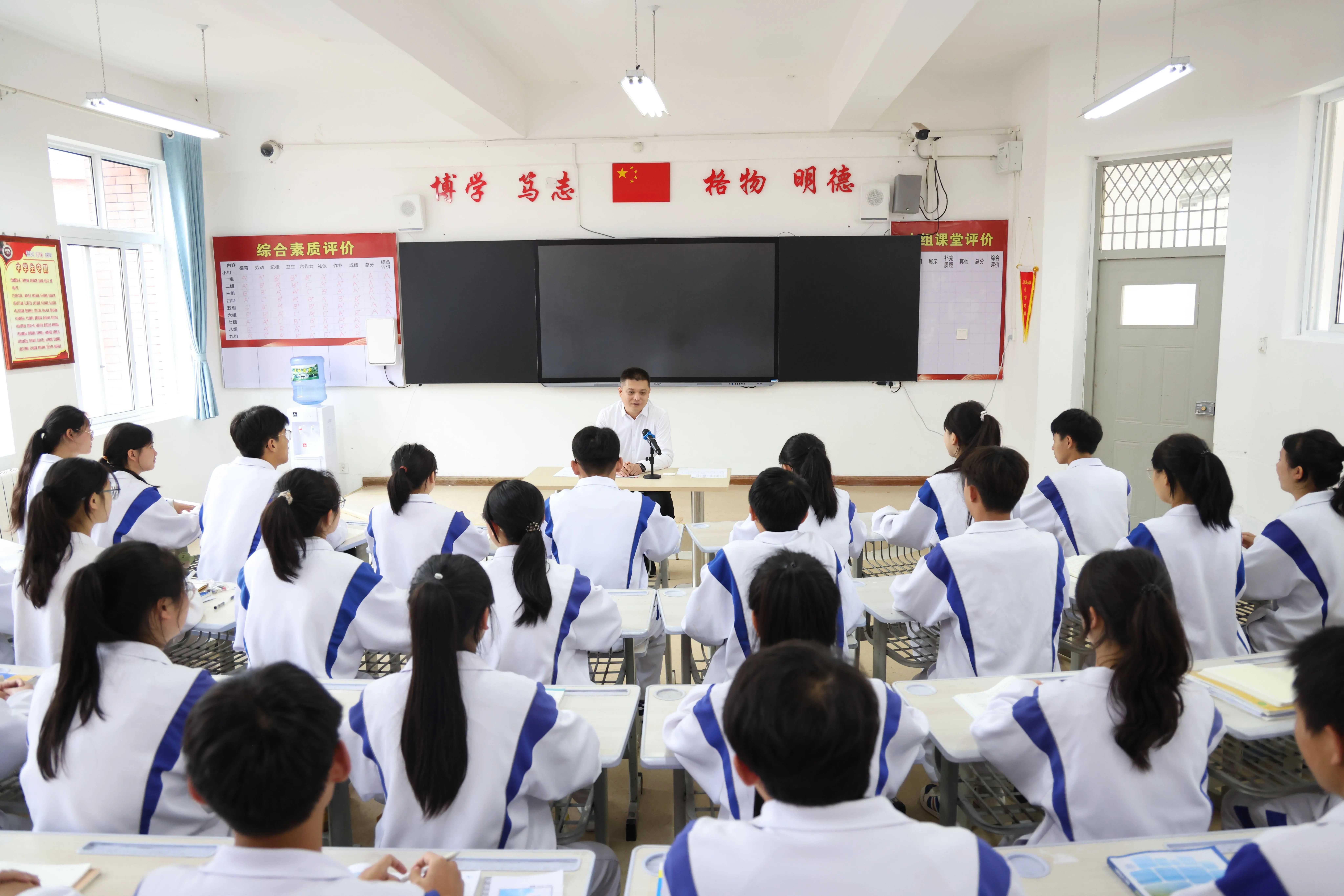 李巍到六盘水市第十中学讲授思想政治理论课并寄语青年